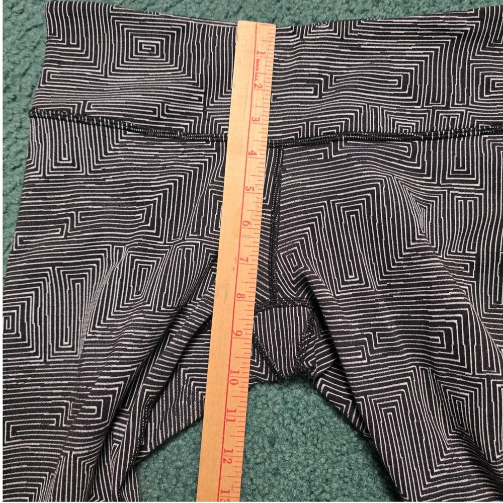 Lululemon Size 8 Wunder Under Crop Leggings Black White Geometric Maze Print - Picture 2 of 7